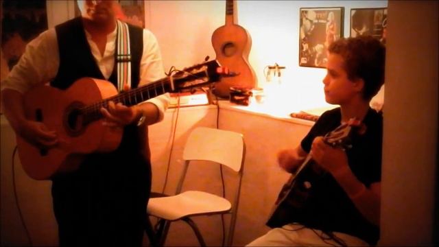 "Caravan" - gitaar & bariton ukelele смотреть онлайн