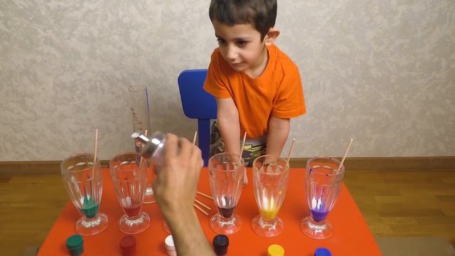 Давид с папой провели эксперимент и сделали цветную пену - David and dad made colored foam смотреть онлайн