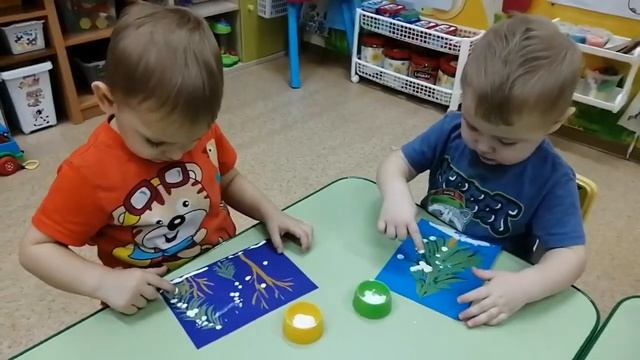 Нетрадиционное рисование пальцем "Снег идёт". Первая младшая группа. смотреть онлайн