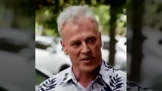 У кого самое большое яйцо смотреть онлайн