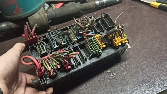 Блок предохранителей на Пассат Б 3. Запчасти Пассат Б 3 электрика. смотреть онлайн