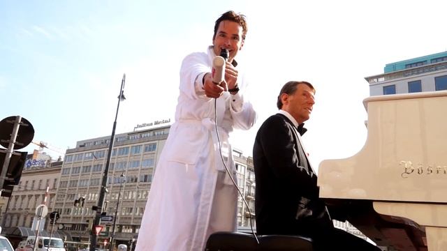 Udo Juergens 80. Geburtstag - Bademantel-Demo in Wien смотреть онлайн