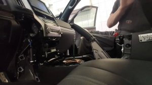 Toyota LC200 разбор центральной консоли и установка блокиратора КПП