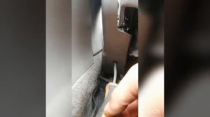 Как снять сиденье w220 Mercedes без аккумулятора.
