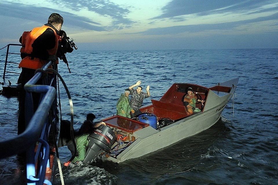 ПИРАТЫ КАСПИЙСКОГО МОРЯ!!!! Разборки браконьеров с погранцами смотреть онлайн