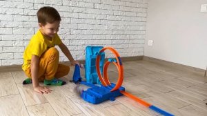 Марк мешает маме работать и она дарит ему новые машинки.