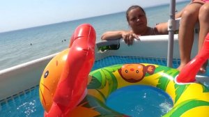 VLOG Алиса прыгает с вышки в бассейн