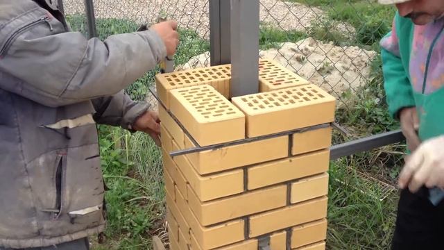 Кладка кирпичного столба, мастерами фирмы "Заборы для Вас" смотреть онлайн