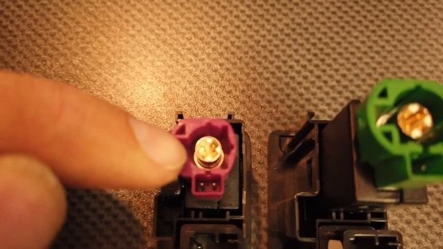Replacing MIB2 USB port for CarPlay support (5G0 035 222 E / 5Q0 035 726 E) смотреть онлайн