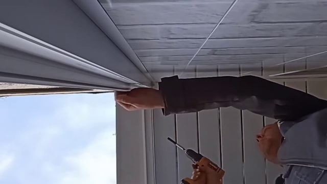 Заменили глухарь сендвич панель на поворотно откидную створку с москитной сеткой остекленном балкон смотреть онлайн