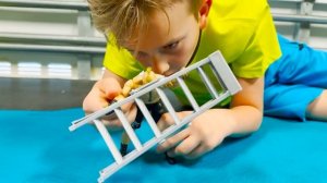 Влад и Ники занимаются спортом вместе с игрушками WWE и становятся сильнее