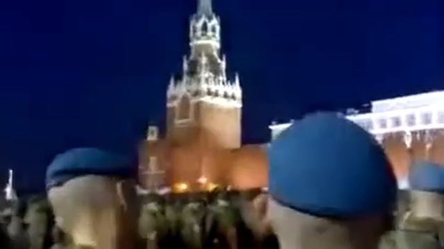 СНАЙПЕР ФСО СПАЛИЛСЯ НА ПАРАДЕ_22.06.2015.MP4 смотреть онлайн