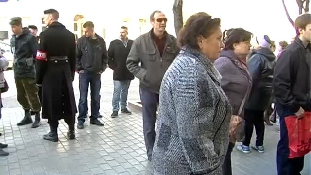 2 апреля у входа в Сбербанк России собрались несколько десятков людей. смотреть онлайн