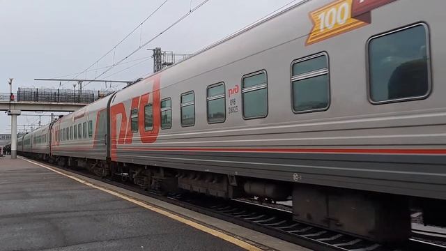 "Стеснительный помощник" Электровоз ЭП2К-203 с поездом №1 "Россия" отправляется со ст. Омск-Пасс. смотреть онлайн