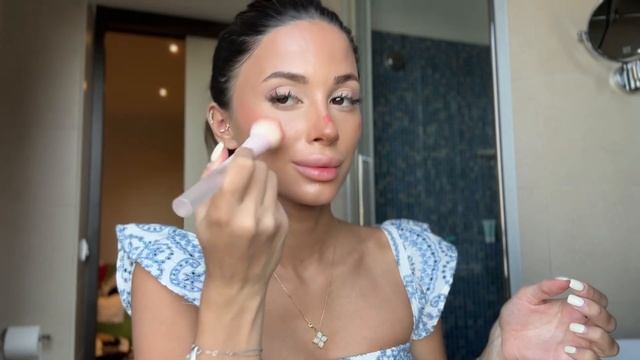 Сияющий легкий макияж. Тренд 2023. RareBeauty, Charlotte Tillbury, Dior, MAC смотреть онлайн