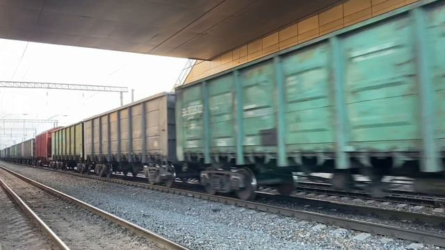 ЭД4М-141 с пригодным поездом Инзер-Уфа и ВЛ10У-154 и ВЛ10У-319 с грузовым поездом смотреть онлайн