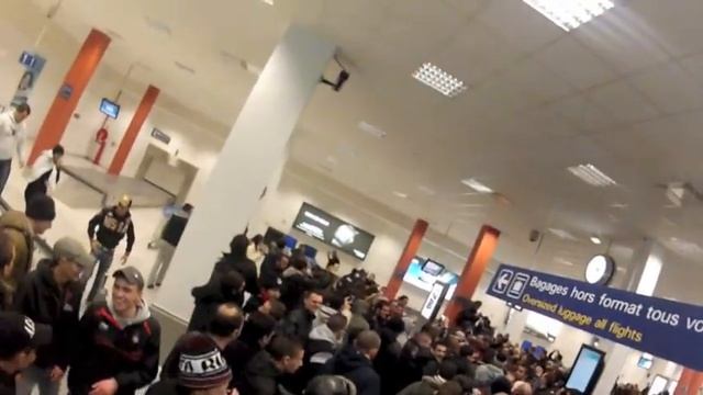 Arrivée joueurs de Nice à l'aéroport смотреть онлайн