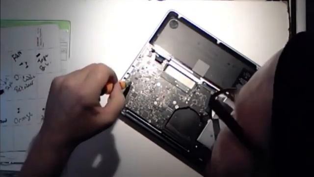 (Remix) Repair Desk Replacing CPU Thermal Paste in a 2011 MacBook Pro 13 смотреть онлайн