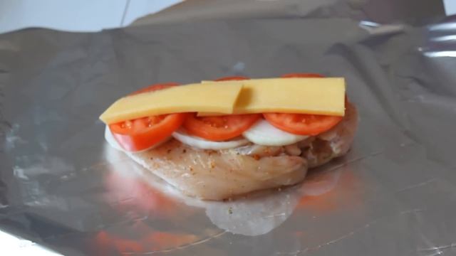 Запеченное куриное филе под сыром и помидорами в мультиварке Редмонд смотреть онлайн