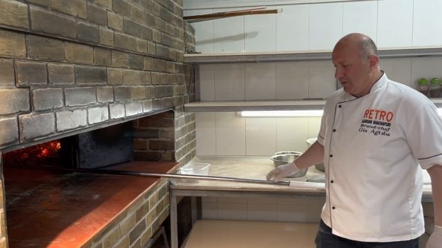 Хачапури по - Аджарски. Готовит Шеф Гиа Агирба. Кафе Ретро . Лучшие хачапури в Батуми. Georgia. смотреть онлайн