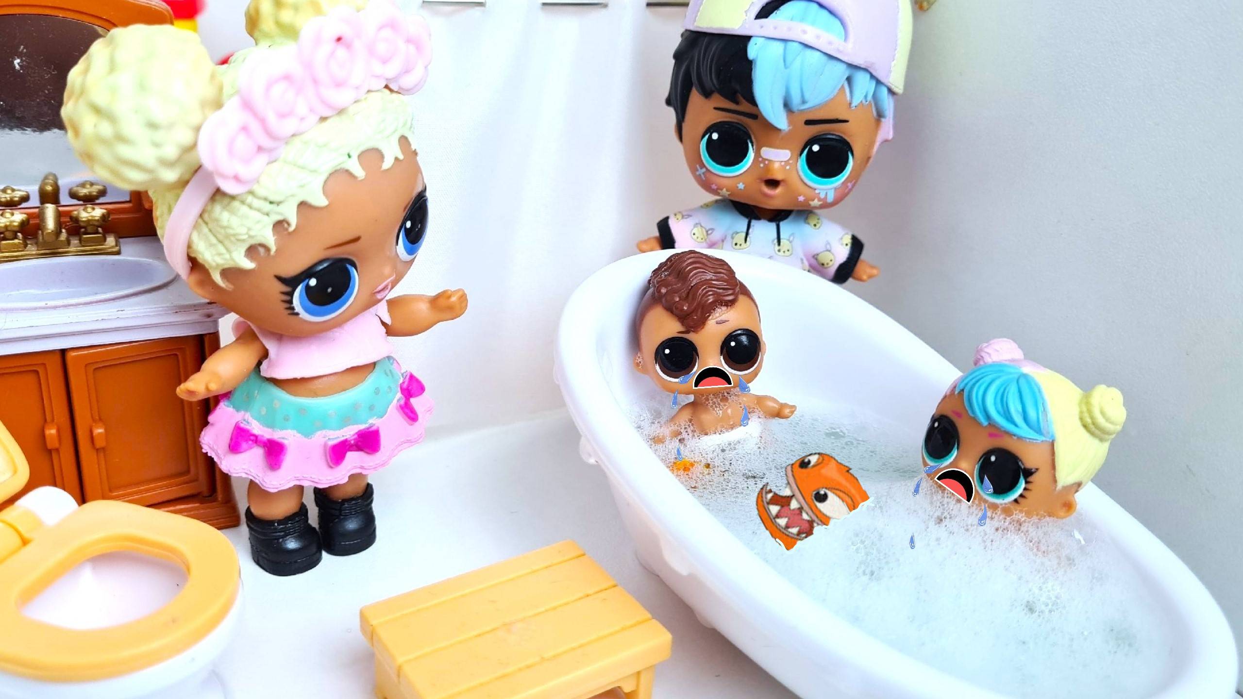 КТО-ТО КУСАЕТСЯ🐟 В ВАННОЙ🤪 КУКЛЫ ЛОЛ СЮРПРИЗ СЕМЕЙКА С МАЛЫШАМИ смешные МУЛЬТИКИ Даринелка смотреть онлайн