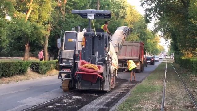 Евпатория - Ремонт дороги на улице Полупанова снимают асфальт в Евпатории в Крыму. Крым 2016 смотреть онлайн