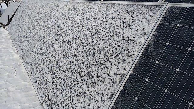 Интересное наблюдение при чистке солнечных панелей от снега смотреть онлайн