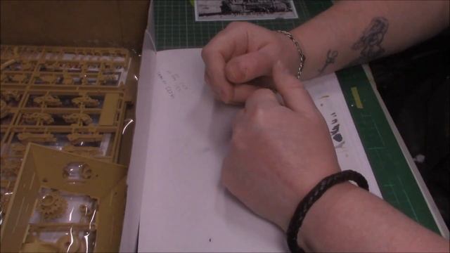 Amusing Hobby 1/35 35A044 Sd.kfz.184 Ferdinand Fahrgestell Nr.150100 (Unboxing)