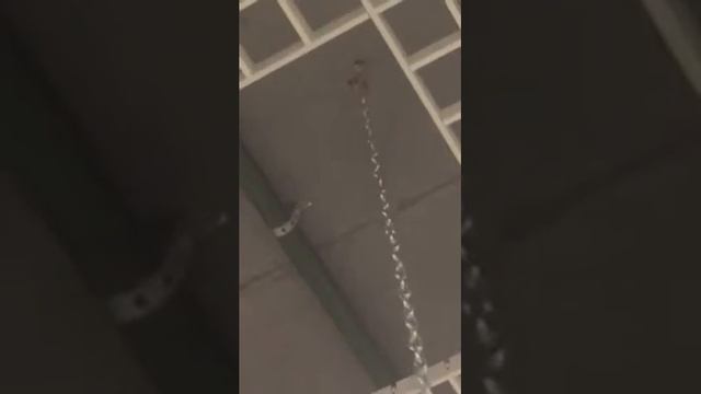 Как закрепить качели к потолку в торговом центре смотреть онлайн