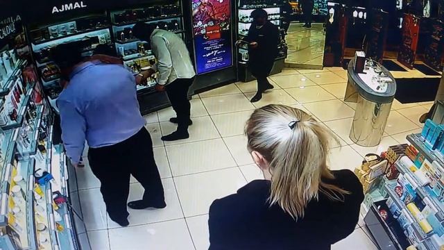 Ржака, упала в магазине и свалила парфюмерию! смотреть онлайн