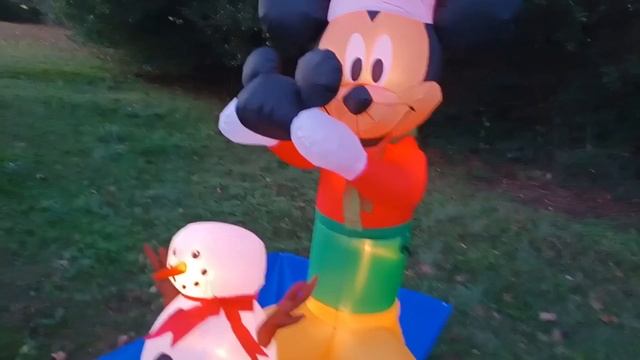 Airblown Animated Mickey Mouse putting a hat on a snowman Inflatable review (Disney Gemmy 2022) смотреть онлайн
