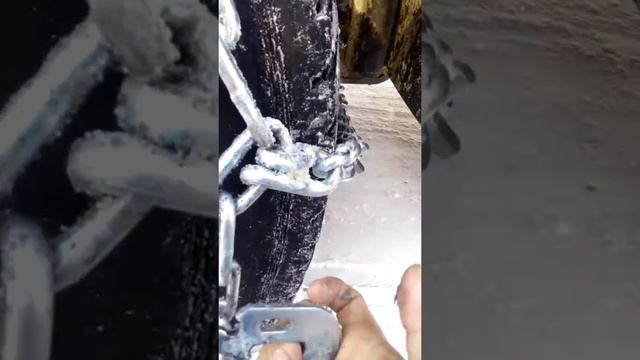 Одеваем цепи противоскольжения на грузовик(Фура)