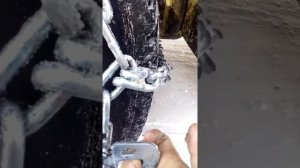 Одеваем цепи противоскольжения на грузовик(Фура)
