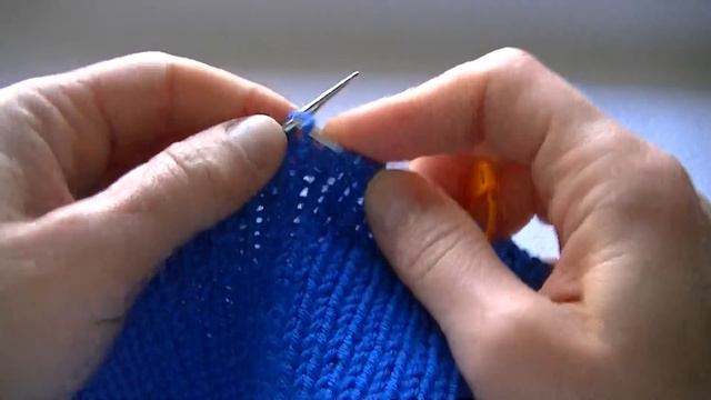 Вязаная шапка тыковка с интересной макушкой резинкой 1*1 смотреть онлайн