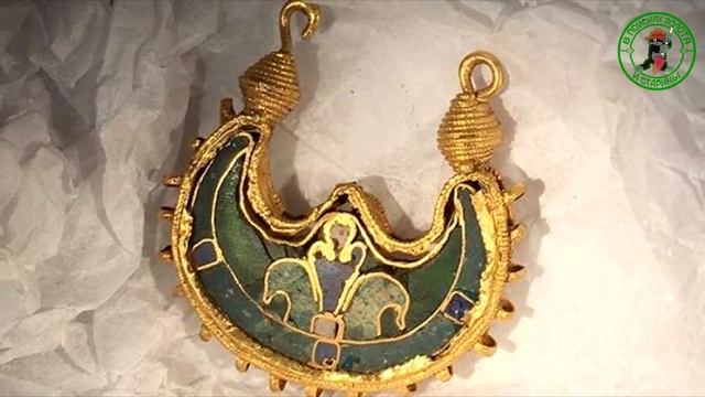 Рабочие радовались как дети. Но так и не поняли, что нашли. смотреть онлайн
