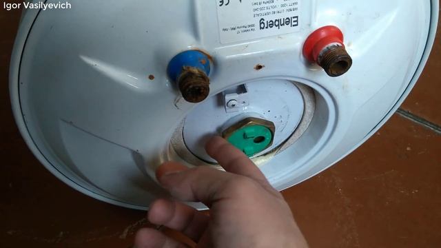 Потёк водонагреватель. Снятие тэна с Бойлера. Не состоявшийся ремонт. Разборка водонагревателя. смотреть онлайн