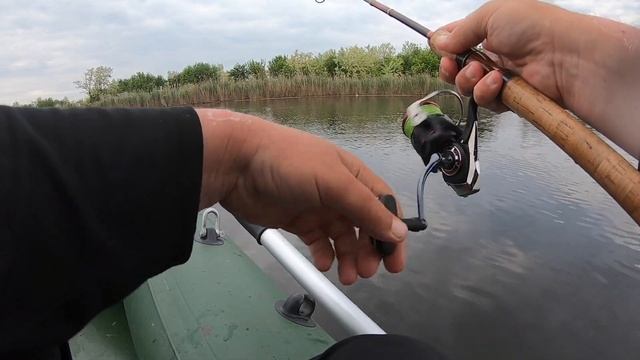 Атака на лодку , речной монст с глубины . Спиннинговая рыбалка с лодки . Майская , капризня щука . смотреть онлайн