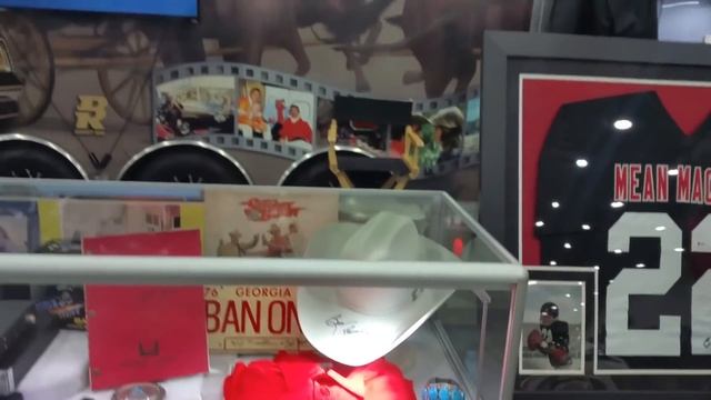 young fan gets nice surprise at Burt Reynolds exhibit смотреть онлайн