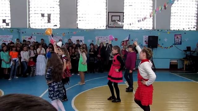 танец на НОВЫЙ ГОД в школе смотреть онлайн