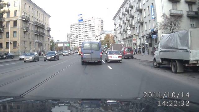 Полиция не пропускает пешеходов на переходе! г/н В 1206 78 смотреть онлайн