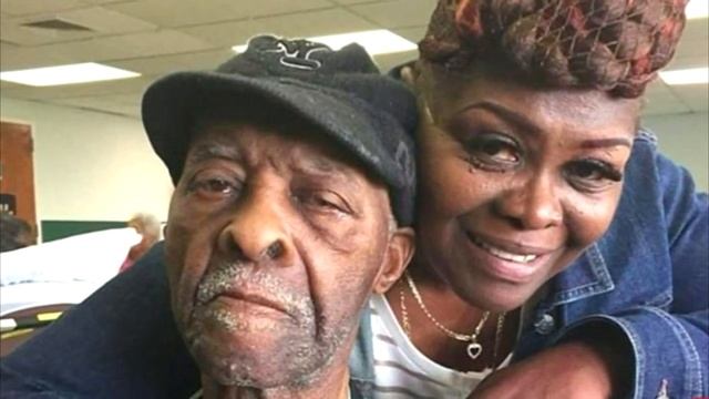 Скорбящая семья пришла в ужас, увидев ЭТО во время похорон в могиле дедушки! смотреть онлайн