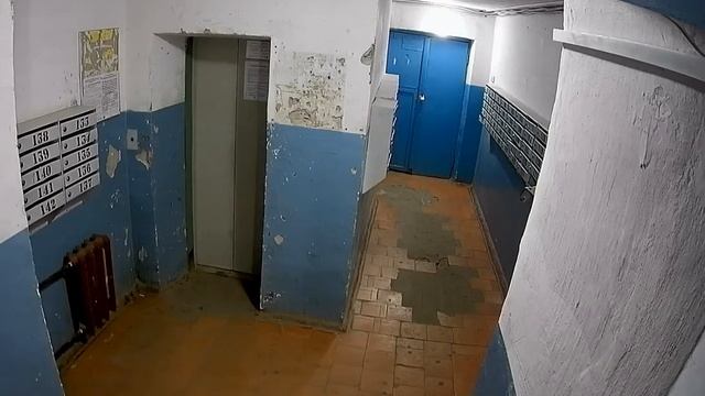 Мужчина ломает почтовый ящик, а потом раскаивается смотреть онлайн