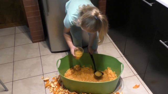 СОК из 1000 МАНДАРИНОВ ногами ? Выжимаем сок ногами ? смотреть онлайн