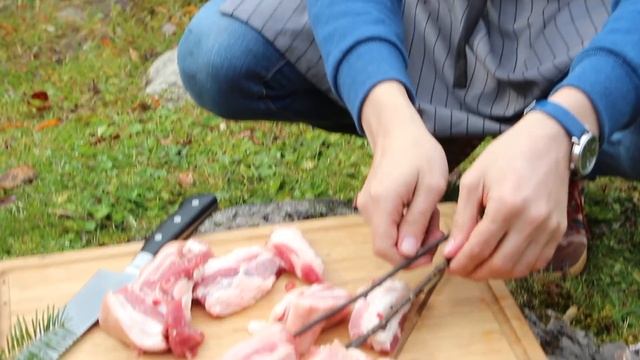 СВИНАЯ ГРУДИНКА НА КОСТРЕ|ГОТОВИМ У РЕКИ НА АЛТАЕ смотреть онлайн
