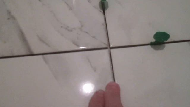 Как разметить, откалибровать и приклеить плитку 45*45см на пол в однокомнатной хрущёвке. смотреть онлайн