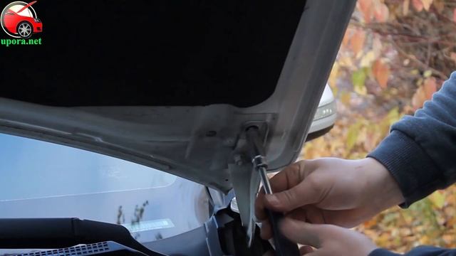 Установка упоров / амортизаторов капота на Nissan Altima 4 / Ниссан Альтима 4 (www.upora net) смотреть онлайн