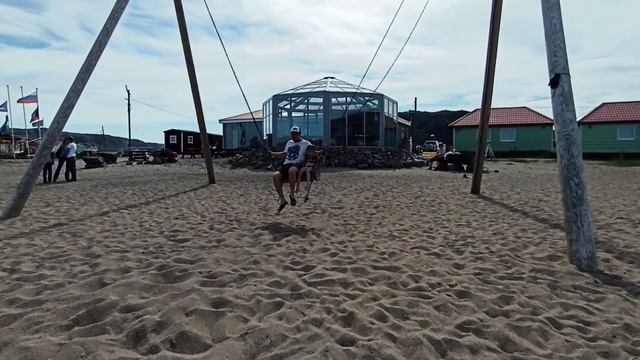Качели на пляже смотреть онлайн