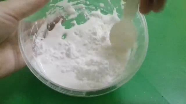 Делаю лизун из клея ПВА и крахмала часть 1 смотреть онлайн