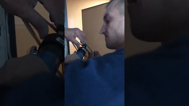 Наращиваем вводной провод с помощью гидравлического пресса . смотреть онлайн