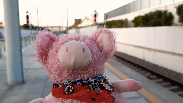 Греция, аэропорт, прохлада и ожидание поезда. смотреть онлайн